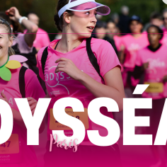 C'est une affiche de la course Odysséa Paris montrant des participantes en t-shirts roses courant ensemble pour la lutte contre le cancer du sein.