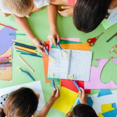 Atelier créatif à l’école de plusieurs enfants sur une table