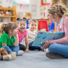 Lecture est ludique d'un maitresse à des enfants
