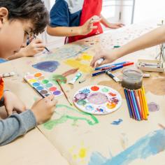 Enfant garçon faisant de la peinture à l’école