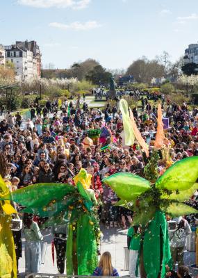Photo de personnes qui participent à un Carnaval sur le parvis de l'hôtel de ville.