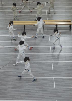 Photo montrant des escrimeurs en train de pratiquer