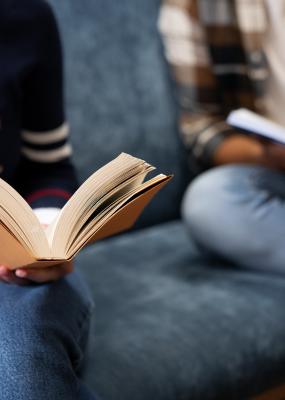 Photo d'une personne qui tient un livre entre ses mains