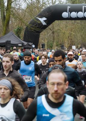 photo ou l'on aperçoit des coureurs 