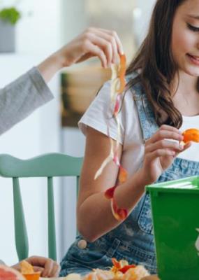 Photo de deux enfants en train de faire du tri sélectif des déchets