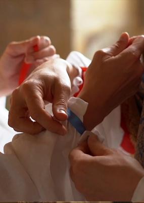 Photo ou avec une personne qui attache les boutons de manchettes d'une autre