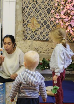 photo avec une animatrice qui compte des histoires à des enfants