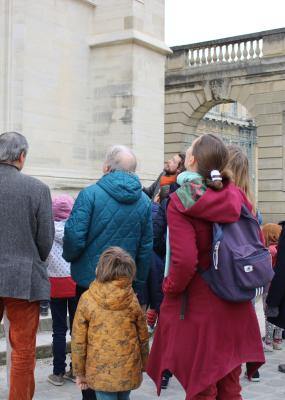 Photo d'un groupe de personnes observant l'infrastructure de la sainte chapelle dans le château
