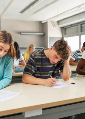 Images avec étudiants qui écrivent