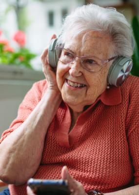femme âgée qui écoute d ela musique avec un casque