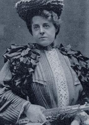 Elise Hall, Pionnière du saxophone