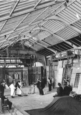 image d'une usine en noir et blanc 