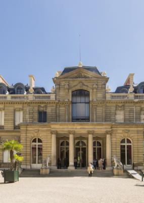 Personnes visitant l’arrière-cour du musée Jacquemart-André à la ville de Paris, France