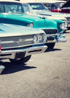 photo d'une rangée de voitures de collection