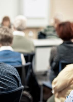 photo de seniors de dos à une conférence