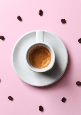 photo d'une tasse de café avec un fond rose 