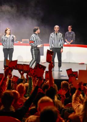 photo d'acteurs sur la scène habillés en joueurs de football 