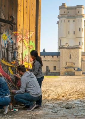 On voit des gens dessiner sur la porte du château de vincennes