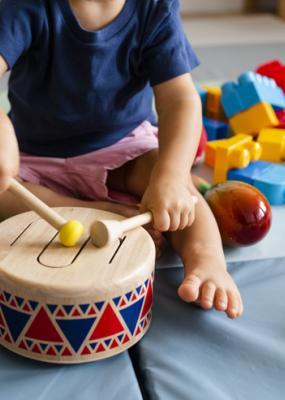 photo d'un bébé qui joue du tambour
