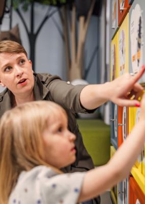 photo d'une expo avec des enfants qui touchent des éléments ludiques