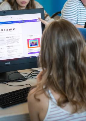 Deux filles font un cv sur un ordinateur