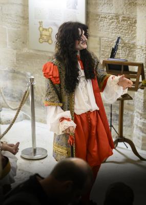 On y voit un homme déguisé en roi