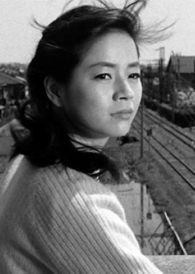 portrait d'une femme asiatique qui regarde dans quelque chose au loin