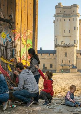 On y voit des enfants qui peignent une porte
