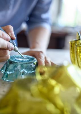 Artisan verrier travaillant dans son atelier