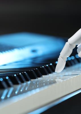 Intelligence artificielle. Main robotisée jouant du piano sur fond sombre, gros plan