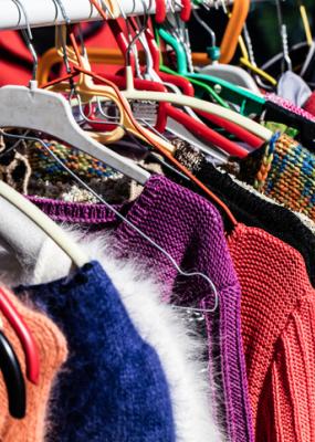 photo d'un portant avec des vêtements de couleur