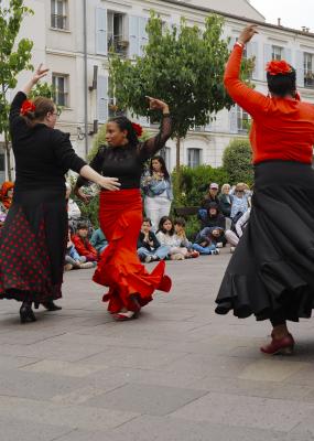 Des femmes dansent le flamenco sur une place