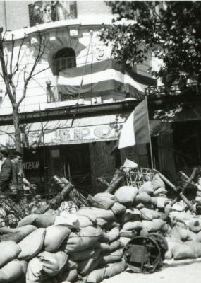 photo en noir et blanc dans une rue de vincennes et plein de sacs par terre