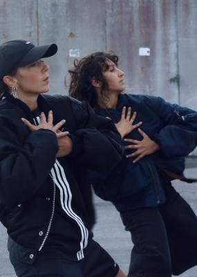 on y voit deux danseuses habillées en noir