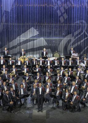 Une orchestre en costume avec des instruments sur une scène