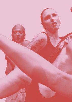 Des femmes dansent sur la photo