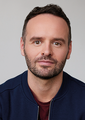 homme qui regarde l'objectif en souriant