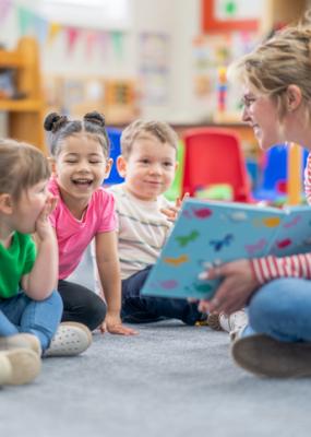 Lecture est ludique d'une dame devant des enfants