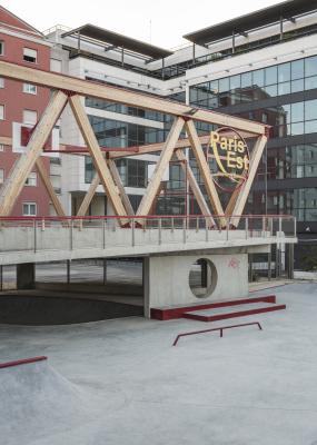 Le skate park de vincennes avec le logo en gros Paris est marne et bois