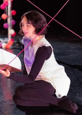 une dame sur scène avec plein d'éléments de couleurs