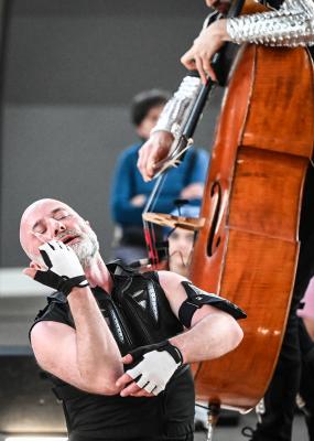 Un homme qui danse à coté il y a une contrebasse