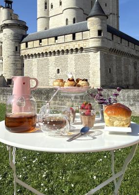 des tasses posées sur une table blanche devant le château de vincennes