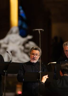 On y voit des chanteurs sur une scène 