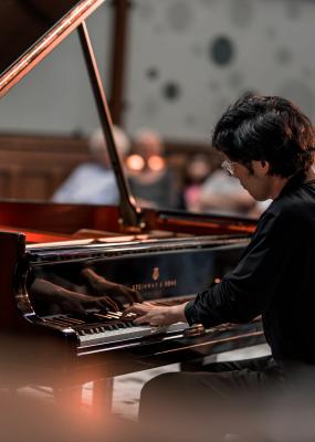 Un jeune homme joue du piano