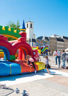 Des enfants jouent sur un château gonflables