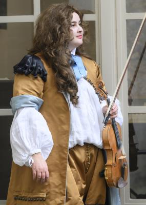 une femme déguisée en personnage de l'époque