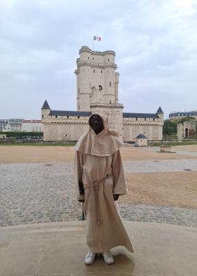 On y voit un homme avec un chasuble de prêtre, dans le châtau