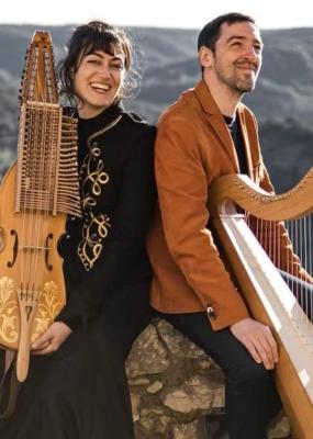 une femme et un homme tenant des instruments de musique en pleine nature