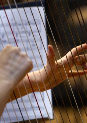 Mains d’une femme jouant de la harpe