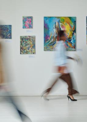 Mouvement flou des personnes dans la galerie d’art 